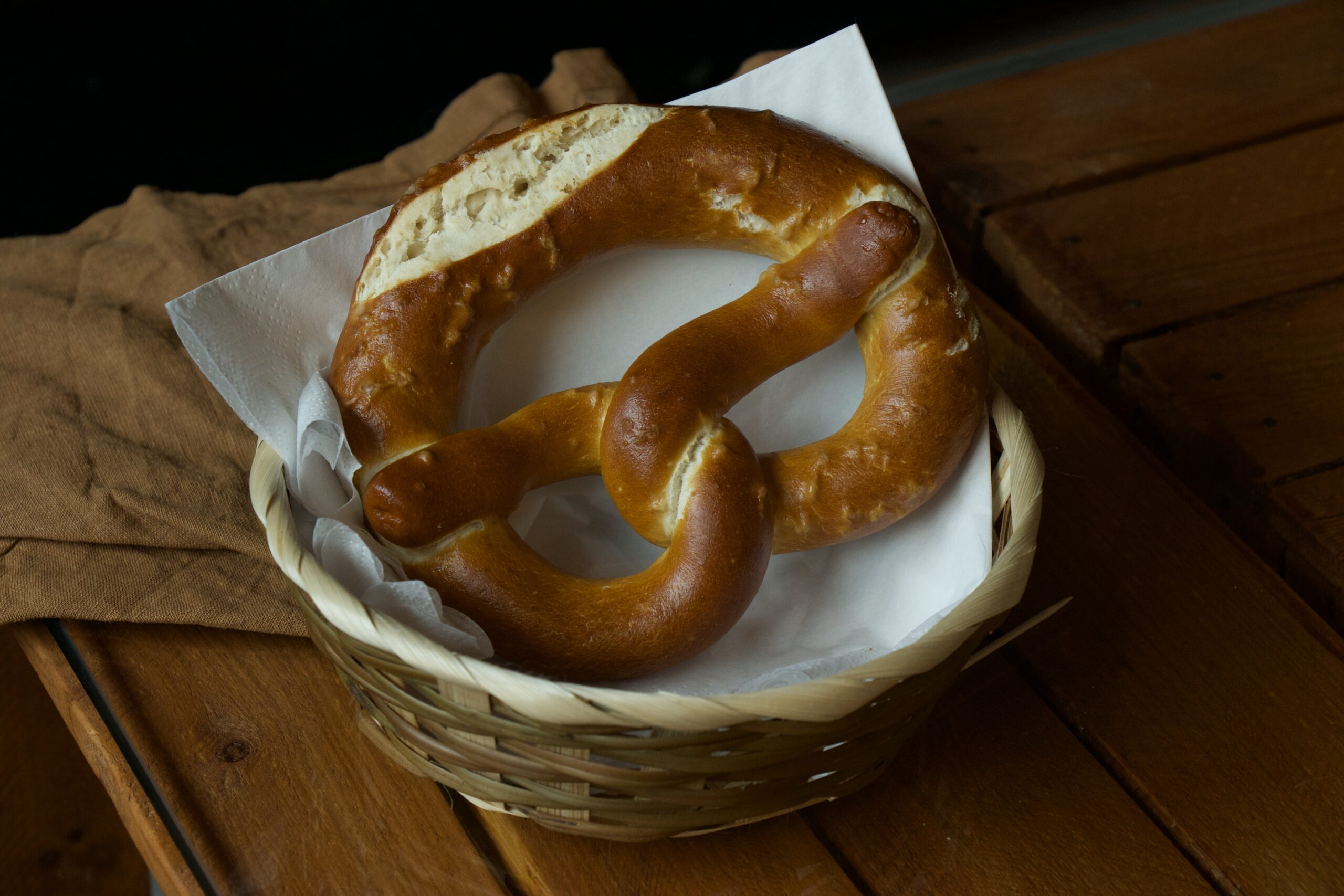 Eine Bretzel in einem Servierkörbchen